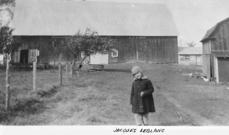 Jacques Leblanc, alors enfant, devant la grange familiale en 1946